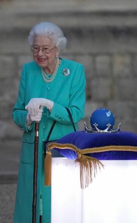 windsor, inglaterra 02 de junio gran bretaña la reina isabel ii se prepara para tocar el globo de las naciones de la mancomunidad para comenzar la iluminación del faro principal fuera del palacio de buckingham en londres, desde el cuadrilátero del castillo de windsor en windsor, al oeste de londres, como parte de las celebraciones del jubileo de platino el 2 de junio de 2022 en windsor, inglaterra, se encienden más de 2800 balizas en el palacio de buckingham y en todo el reino unido, incluso en la cima de los cuatro picos más altos, así como en las islas del canal, la isla de man y los territorios británicos de ultramar tributos en llamas se verá en 54 capitales de estados unidos en los cinco continentes, desde tonga y samoa en el pacífico sur hasta belice en el caribe el jubileo de platino de isabel ii está siendo celebrado del 2 al 5 de junio de 2022 en el Reino Unido y la Commonwealth para conmemorar el 70.º aniversario del ascenso al trono de la reina Isabel II el 6 de febrero de 1952 foto de steve parsons Imágenes de poolgetty