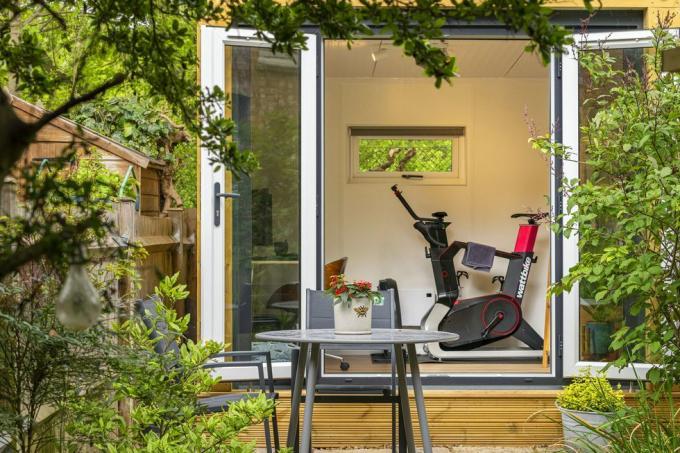 sala de jardín de inspiración utilizada como gimnasio en casa