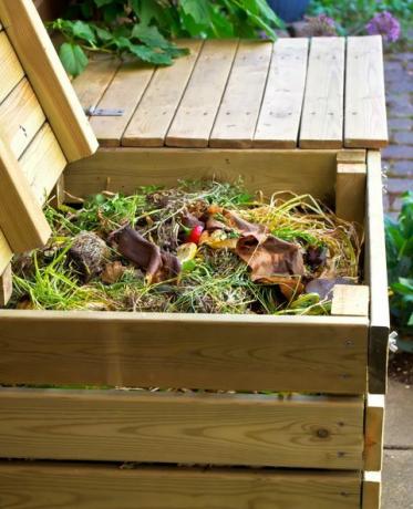 Cómo hacer compost contenedores de compost de madera para residuos vegetales de cocina y jardín.