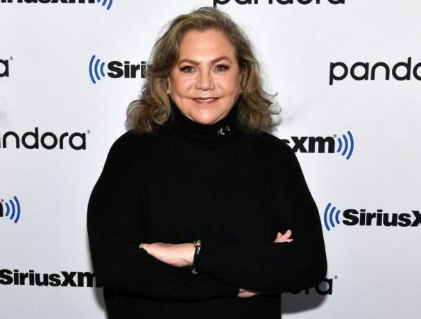 nueva york, nueva york 12 de noviembre cobertura exclusiva la actriz kathleen turner visita los estudios siriusxm el 12 de noviembre de 2019 en la ciudad de nueva york foto de Slaven Vlasicgetty Images