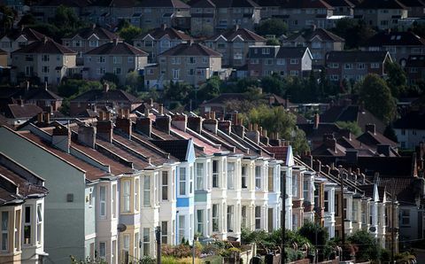 Una vista de la vivienda el 8 de octubre de 2014 en Bristol, Inglaterra. En el primer aniversario de la introducción de la segunda fase del esquema de Ayuda para Comprar, que proporciona una garantía parcial del gobierno sobre el alto valor del préstamo hipotecas, una nueva encuesta del Centro de Investigación Económica y Empresarial (CEBR) afirma que los precios de la vivienda en 2015 están listos para su primer descenso desde 2011