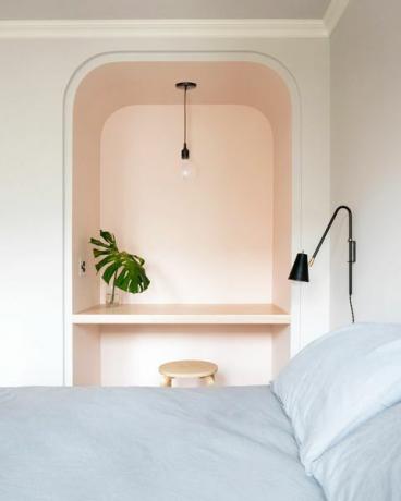 dormitorio con pequeño espacio de trabajo rosa