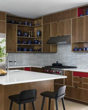 cocina. gabinetes de nogal y laminado personalizados, gres de diseño de corte propio del cliente, hechos a mano en la década de 1970 azulejo ann sacos taburetes de mostrador gama muuto nevera para vinos wolf hornos de pared electrolux bosch