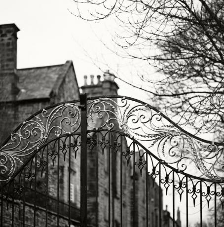 puerta vieja, puerta anglosajona tradicional de Durham, cerrada, con mansión