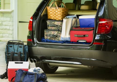 Vehículo familiar lleno, listo para el viaje por carretera, vacaciones fuera de casa