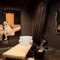 cuarto oscuro con muebles de color beige