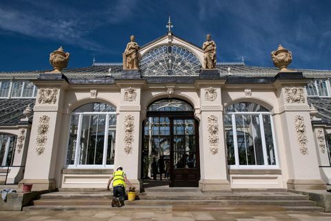 La casa templada recientemente renovada de Kew Garden vuelve a abrir al público