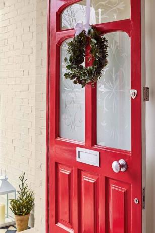 Idea de decoración navideña de la puerta principal de Dulux Weathershield - exterior de la casa - puerta roja