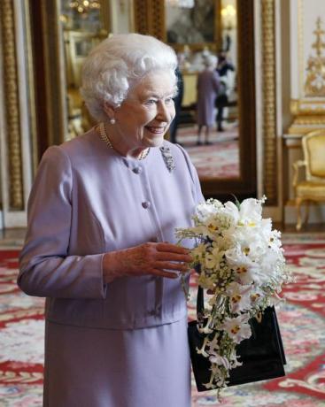 reina isabel ii obsequiada con una réplica del ramo de coronación