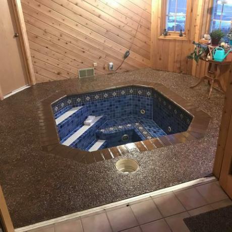 jacuzzi interior con azulejos azules