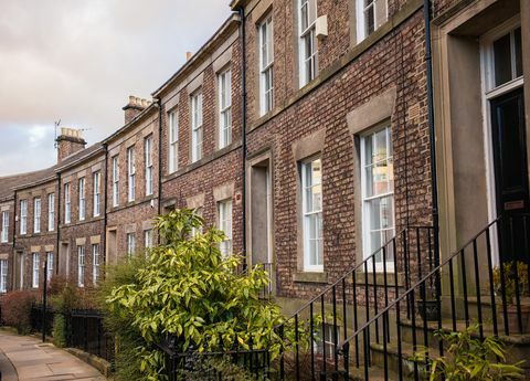 Esplsa hilera curva de tradicionales propiedades adosadas de ladrillo en Newcastle, Inglaterra