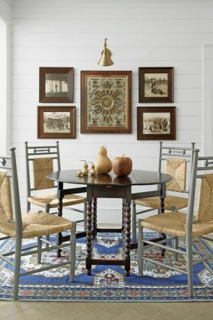 comedor con alfombra de estilo persa azul y mesa de comedor con patas de cebada