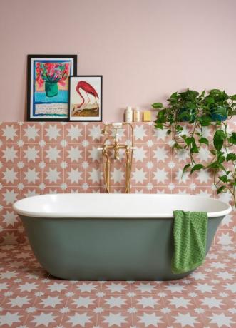 omnia bath, bc designs, baño con bañera verde y azulejos de estrellas rosas y blancas