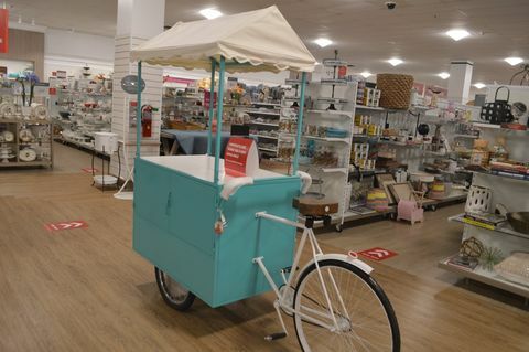 un carrito de helados en bicicleta de homegoods