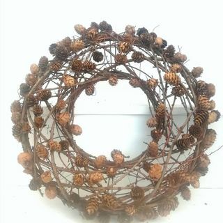 Corona de ramitas y cono de pino inspirada en otoño