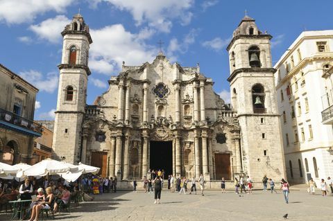 Turistas en la concurrida Plaza de la Catedral con la Catedral al fondo, La Habana (Habana).