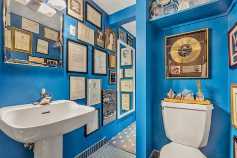 baño azul de susan sarandon donde muestra sus premios