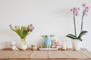 Decoraciones en la mesa de pared blanca