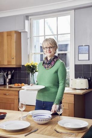 caroline bloor vendió recientemente la casa de su familia a favor de una cabaña tradicional de dos habitaciones en tunbridge wells, kent