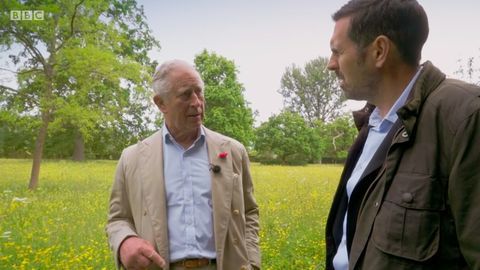 Adam Frost se encuentra con el Príncipe Carlos para hablar sobre el tema de la bioseguridad - BBC's Gardeners 'World