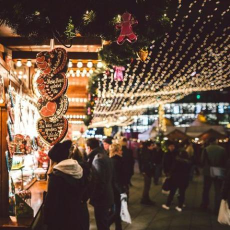 gente en la calle por la noche durante la navidad