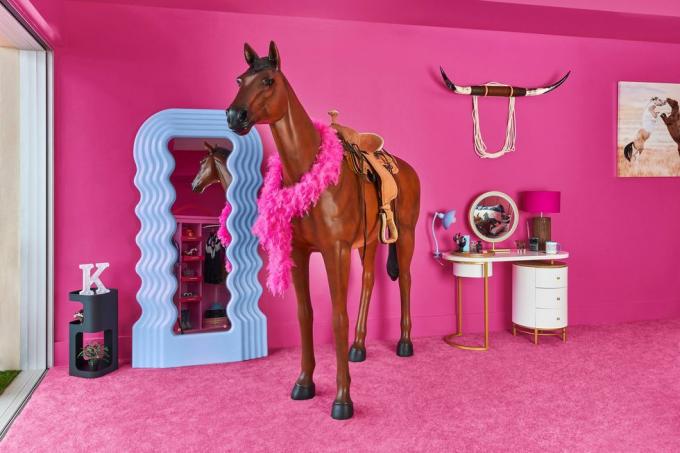 puedes reservar la casa de ensueño malibu de barbie en airbnb