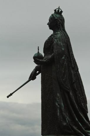 estatua de la reina victoria contra el cielo
