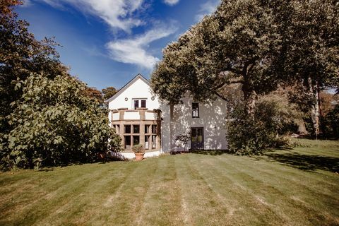 Vea el interior de esta casa de campo de lujo rústico en venta en Gales