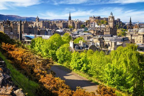 Vista sobre el histórico Edimburgo desde Calton Hill, Escocia, Reino Unido