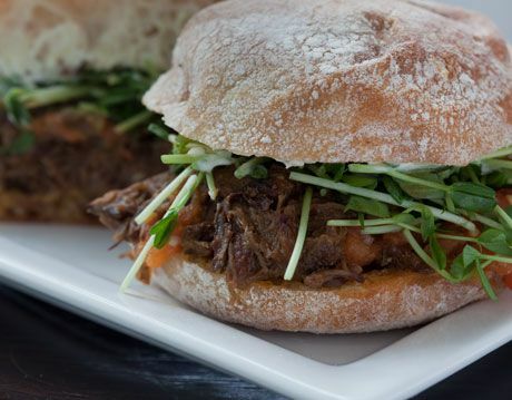 sándwich de costillas estofadas con crema de rábano picante y vinagreta de tomate asado