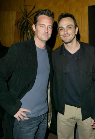 matthew perry y hank azaria durante el estreno de nadie perfecto de hank azarias en el Writers Guild Theatre de Beverly Hills, California, Estados Unidos foto de j vespawireimage