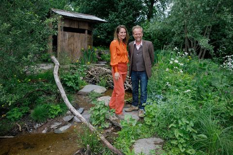 los mejores diseñadores de jardines lulu urquhart y adam hunt posan en su jardín 'rewilding great britain landscape' en el rhs chelsea flower show 2022, martes 24 de mayo de 2022 rhs luke macgregor