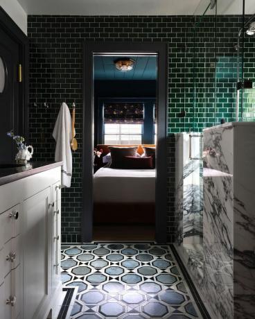 baño de azulejos verdes con mármol