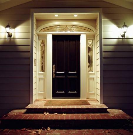 Puerta de entrada de la casa con luces de noche