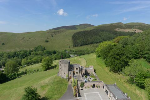 Castell Gyrn - Castillo de 6 habitaciones en Gales