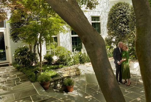 el presidente joe biden y la primera dama dr jill biden en la edición de agosto de 2021 de vogue, fotografiados en la casa blanca