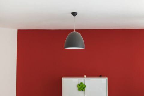 Lámpara que cuelga en el techo de la casa