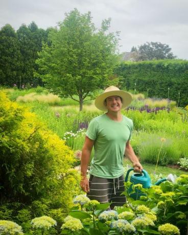 hombre en el jardín