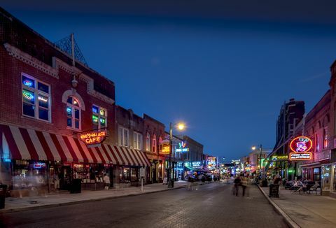 Estados Unidos, Tennessee, Beale Street en el crepúsculo