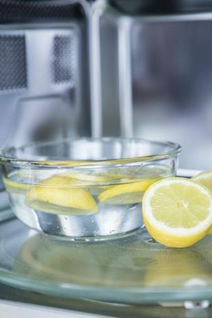 un método de limpieza en un horno microondas con agua y limón