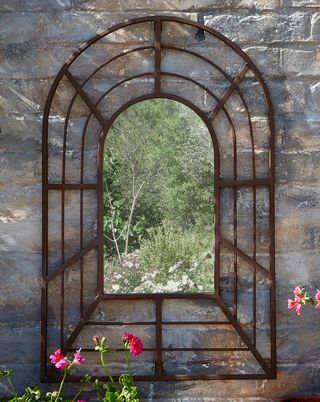 Espejo decorativo antiguo de pérgola