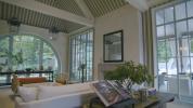 La sala de estar de Zoë Feldman en nuestra casa completa 2022 presenta una enorme ventana arqueada