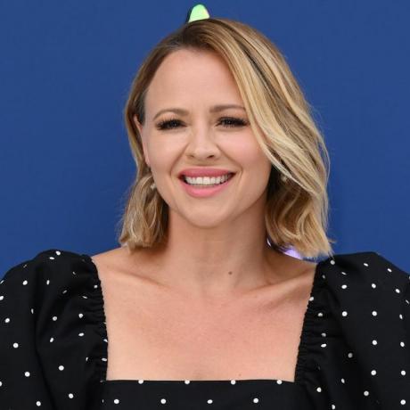 kimberley walsh con un vestido negro con lunares