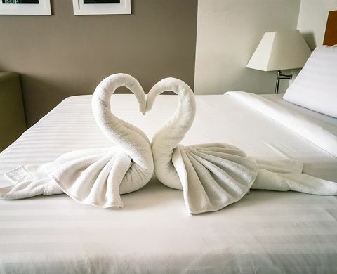 Foto de toallas de habitación de hotel en forma de cisne