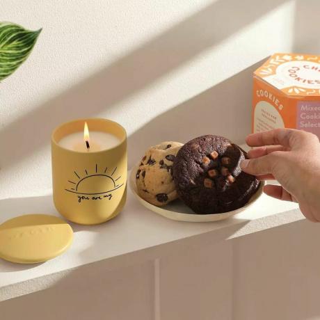 El paquete Sunshine Candle & Cookies