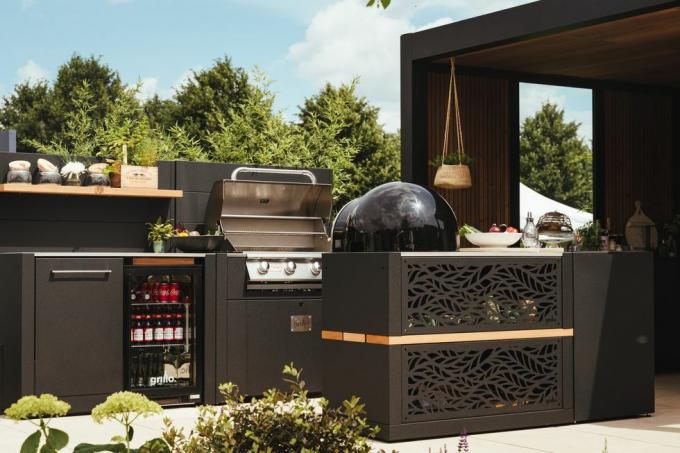 cocina al aire libre, cocina modular al aire libre hecha en acero revestido de aluminio con detalles en madera de iroko, diseño de casa de jardín en el espectáculo de flores del palacio de hampton court