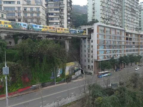 El tren ligero pasa a través del edificio residencial en Chongqing