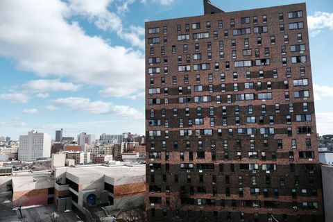 Incendio en edificio de apartamentos en el Bronx deja al menos 19 muertos