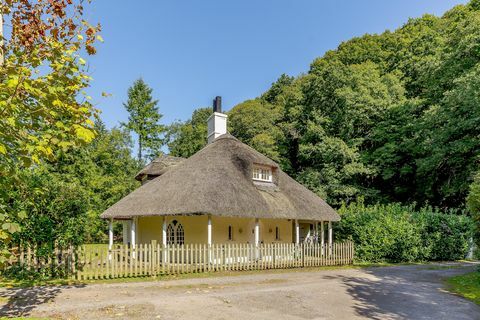 Chainbridge Lodge cabaña con techo de paja en venta en Devon