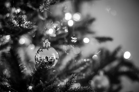 Árbol de navidad decorado con adornos navideños y luces